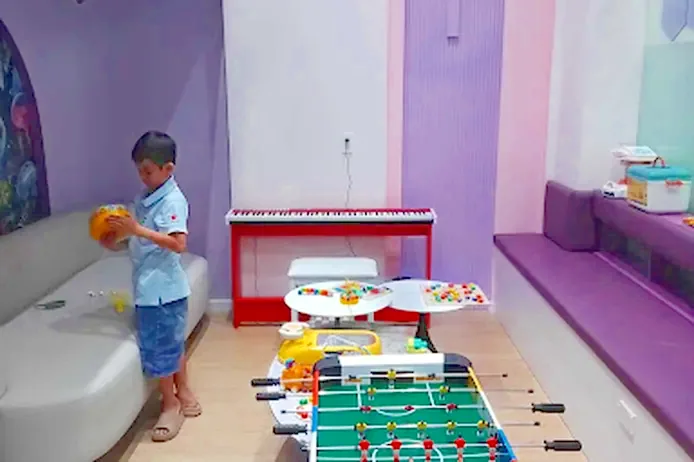 Bé chơi khu vui chơi