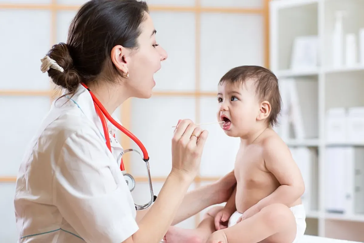 Các dấu hiệu cờ đỏ bắt buộc đưa trẻ bị viêm phổi đi cấp cứu ngay