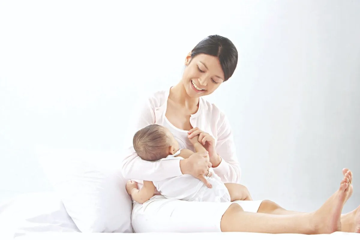 Lưu ý chế độ ăn của mẹ đối với trẻ bú mẹ