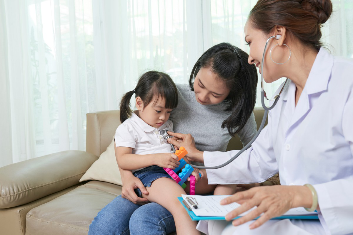 Khi có các dấu hiệu cảnh báo, bác sĩ sẽ thăm khám và có thể cần làm thêm xét nghiệm để quyết định dùng kháng sinh hay không.