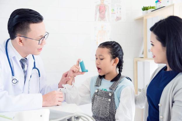 Bác sĩ đang hướng dẫn hít thuốc đúng kỹ thuật cho mẹ và bé