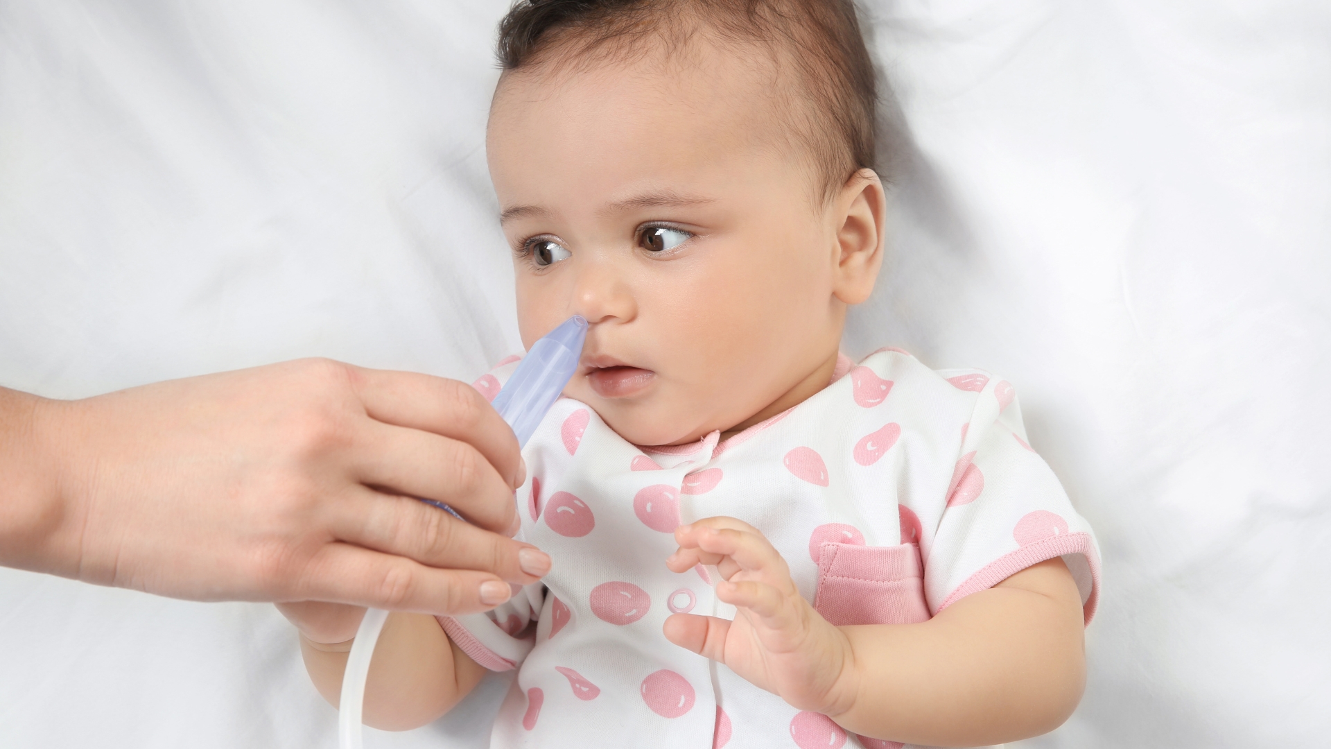 Vệ sinh mũi sạch sẽ trước khi ngủ giúp bé ngủ ngon hơn